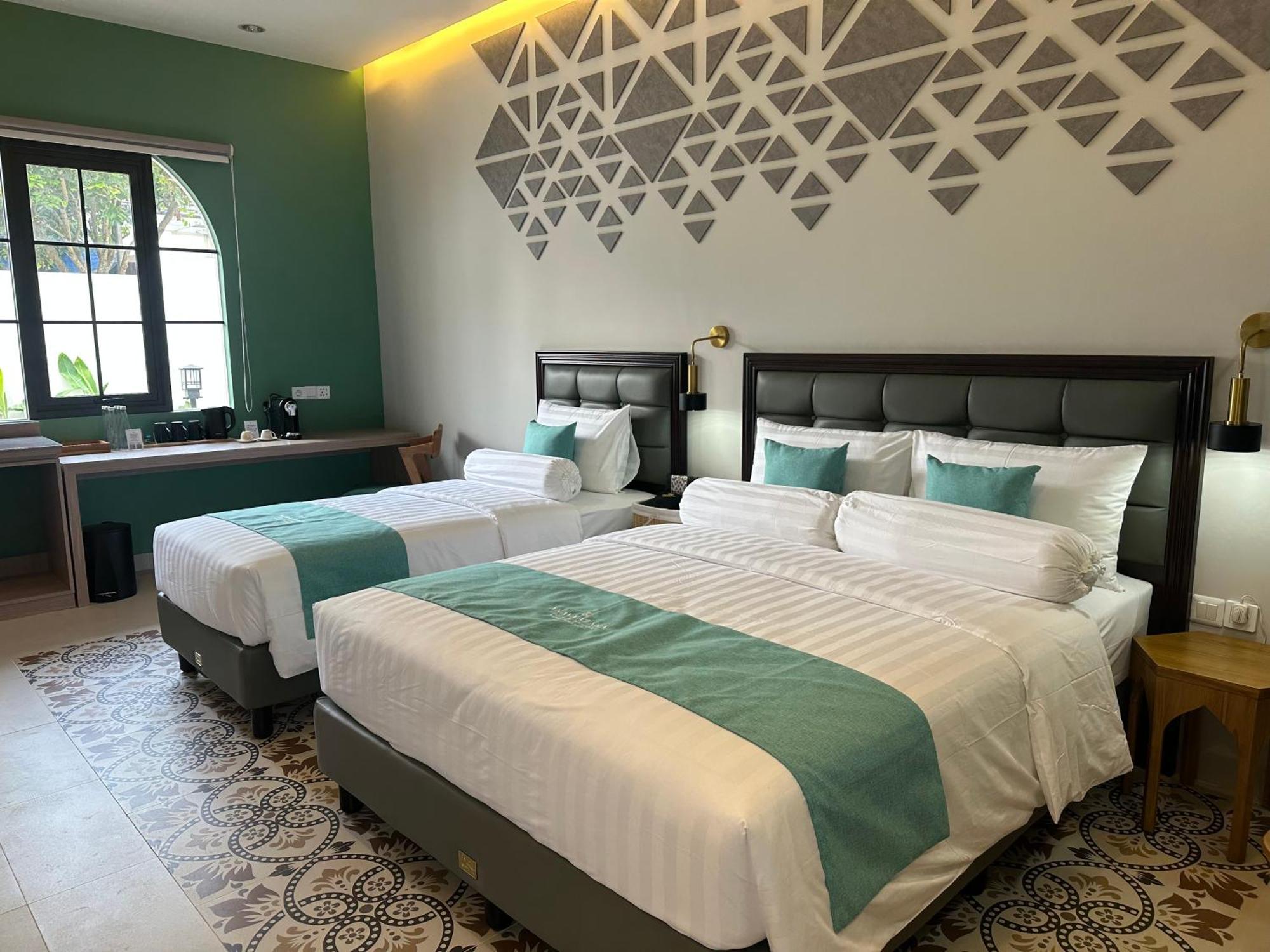 Family Villa with Pool Access